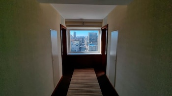 A través de la ventana