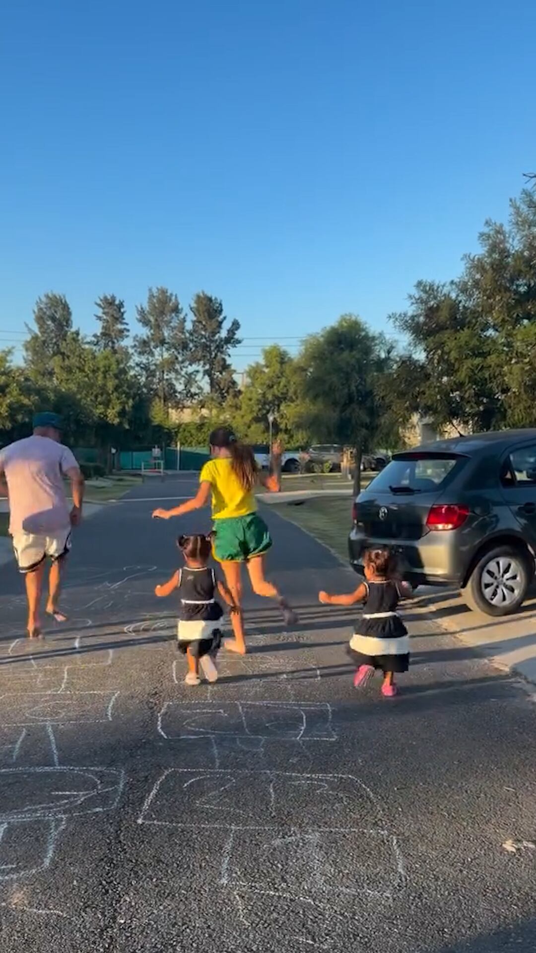 Juegos compartidos, una opción que Daniela Celis propone para evitar la sobreexposición de sus hijos a las pantallas