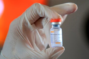 Una enfermera prepara una dosis