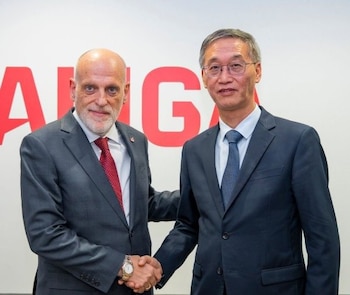 27/10/2026 El presidente de LaLiga, Javier Tebas, y el embajador de China en España, Yao Jing.
El presidente de LaLiga, Javier Tebas, se ha reunido este martes con el embajador de China en España, Yao Jing, para buscar "soluciones" para la polémica suscitada por el delantero del Real Madrid Kylian Mbappé por sus declaraciones sobre el exlíder chino Mao Zedong, y ha recalcado que el país asiático "es y seguirá siendo un socio estratégico para LaLiga", deseando que "un episodio individual no perjudique los importantes avances conseguidos".
DEPORTES
X DE JAVIER TEBAS