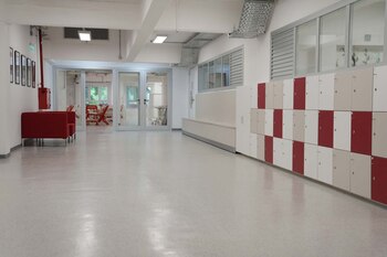 Su infraestructura incluye aulas renovadas