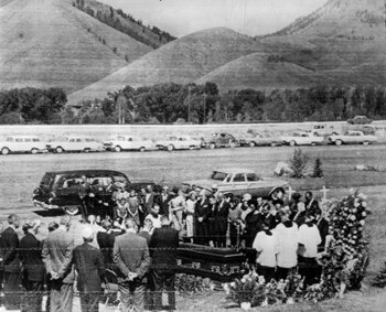 Familiares y amigos asisten al entierro del escritor estadounidense y gran aventurero, Ernest Hemingway, en el cementerio de la localidad de Ketchum, Idaho. EFE/Archivo