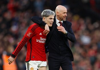 Alejandro Garnacho es abrazado por