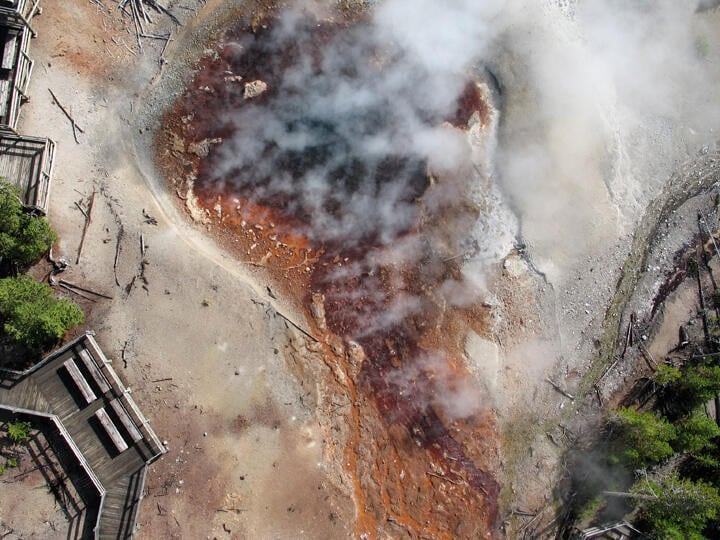 El Echinus Geyser, el géiser de agua ácida más grande del mundo, reactivó su actividad en Yellowstone tras casi seis años de inactividad.