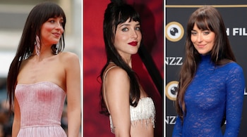 Tres imágenes de Dakota Johnson posando con un vestido rosa sin tirantes, un top blanco con flecos y un vestido azul de manga larga.