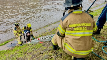 Dos personas fueron arrastradas por la corriente generada por las fuertes lluvias en Bogotá: todo quedó en video