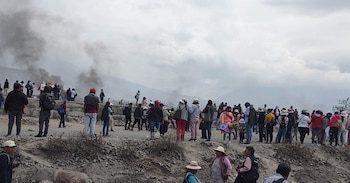 Cientos de manifestantes tomaron las instalaciones del Aeropuerto Internacional de Arequipa.