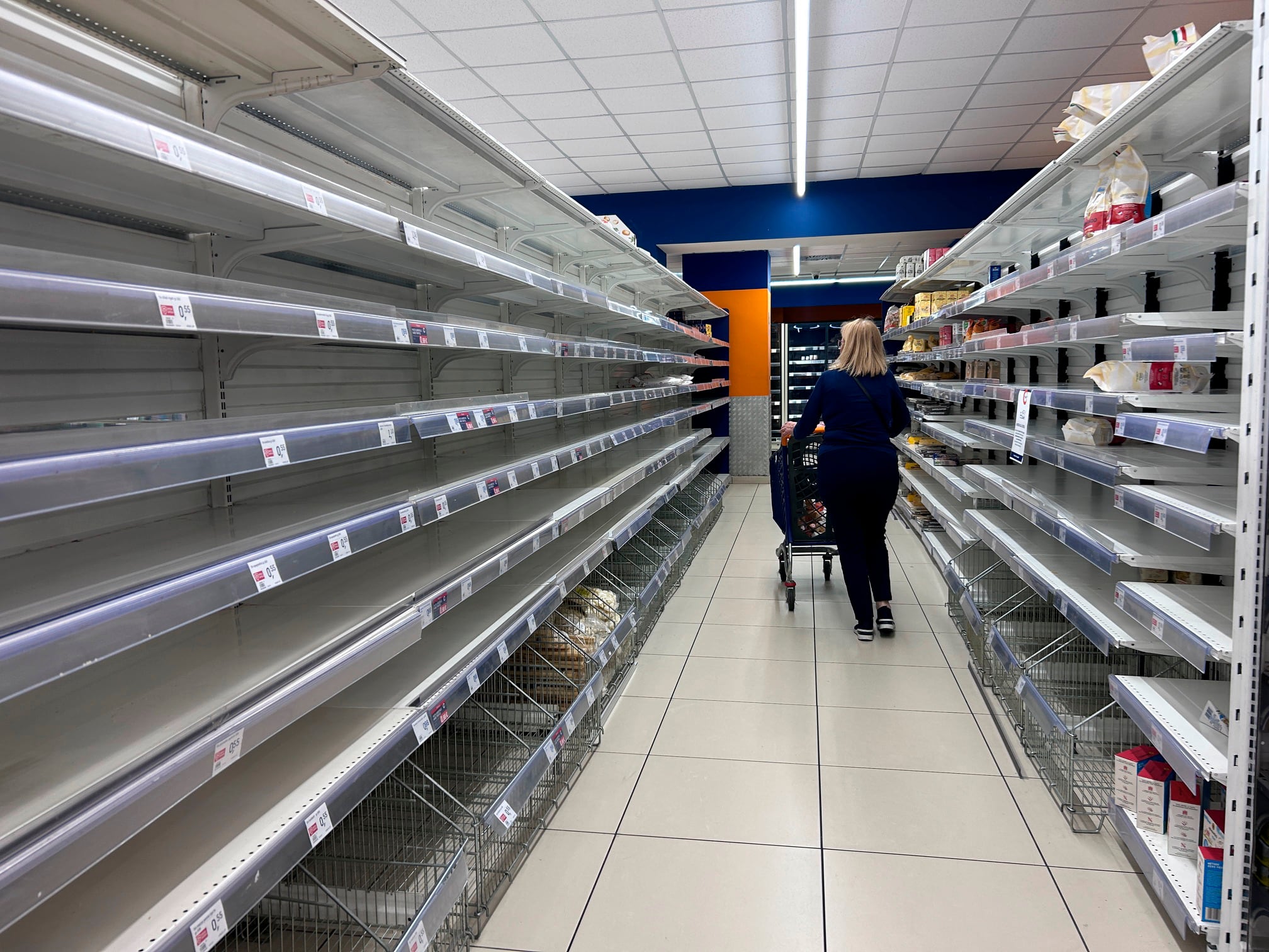 Una protesta de camioneros por el precio del diésel deja estanterías vacías en el sur de Italia