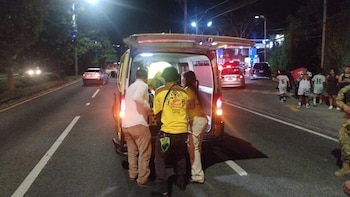 Una joven que viajaba como pasajera en una motocicleta sufrió múltiples lesiones tras chocar contra una camioneta detenida en el kilómetro 13 de la carretera a Comalapa. (Foto: Comandos de Salvamento)