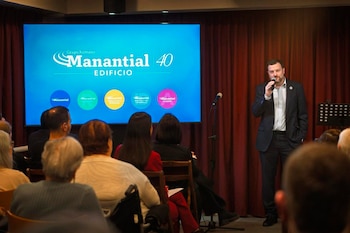 Matías Manzotti en el acto de reconocimiednto del Edificio Manantial como libre de sujeciones