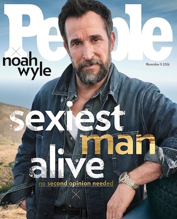 Hombre de barba con chaqueta vaquera y reloj de pulsera frente a un paisaje natural, con el logotipo de la revista People