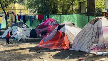 Campamento provisional instalado en un