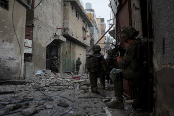 Soldados israelíes toman posiciones durante