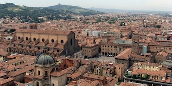 El casco histórico de Bolonia conserva pórticos medievales, mercados tradicionales y arquitectura de terracota en un ambiente auténtico y protegido (Wikimedia Commons)
