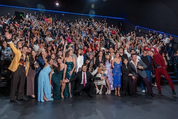 El elenco de La vida que me robaste siguió el estreno de la telenovela en una sala de cine.