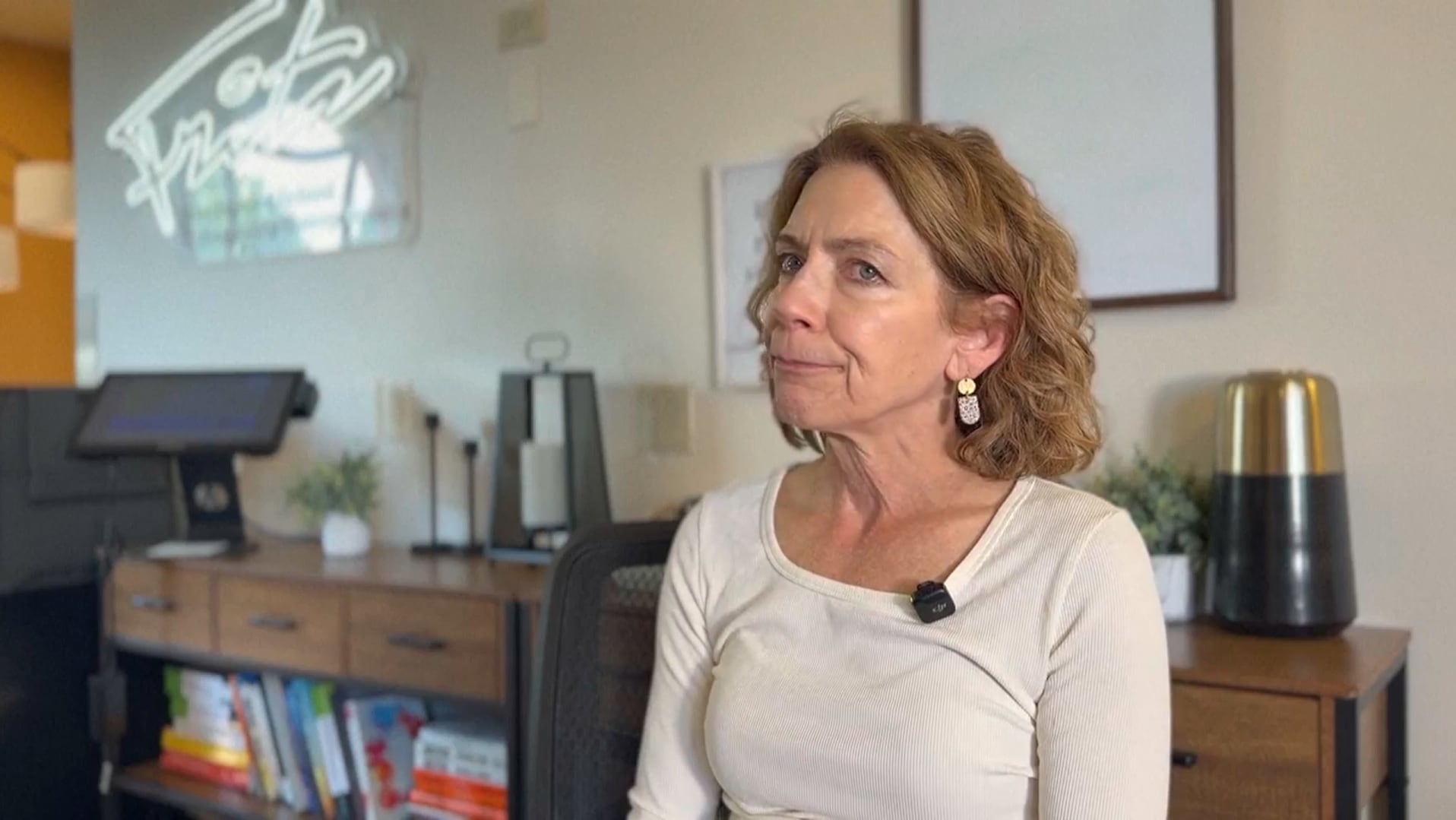 Cheri Young señaló que el uso de agencias de personal externas puede dificultar el seguimiento de tareas de limpieza periódicas en las habitaciones de hotel (Captura de video: CHERI YOUNG/UNIVERSIDAD DE DENVER).