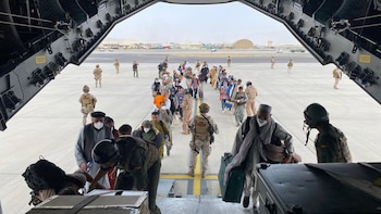 130 militares, 11 vuelos y más de 2.000 civiles afganos evacuados: la misión de España de hace cinco años ante el regreso de los talibanes