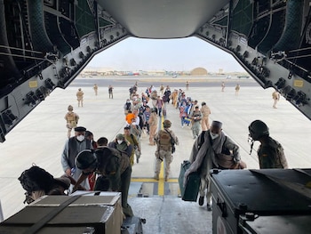 18/08/2021 Un grupo de repatriados españoles sube al avión A400M enviado por el Gobierno de España para evacuarlos de Kabul, a 18 de agosto de 2021, en Kabul, (Afganistán). El aparato vuela ya hacia Dubái, donde está a la espera otro avión para continuar con el proceso de evacuación cuando sea posible. Según fuentes del Gobierno, en total han conseguido abandonar Kabul 55 personas. La repatriación se produce debido a la tensa situación en la que se encuentra Afganistán donde los talibán se hicieron el domingo con el control.
POLITICA
Ministerio de Defensa
