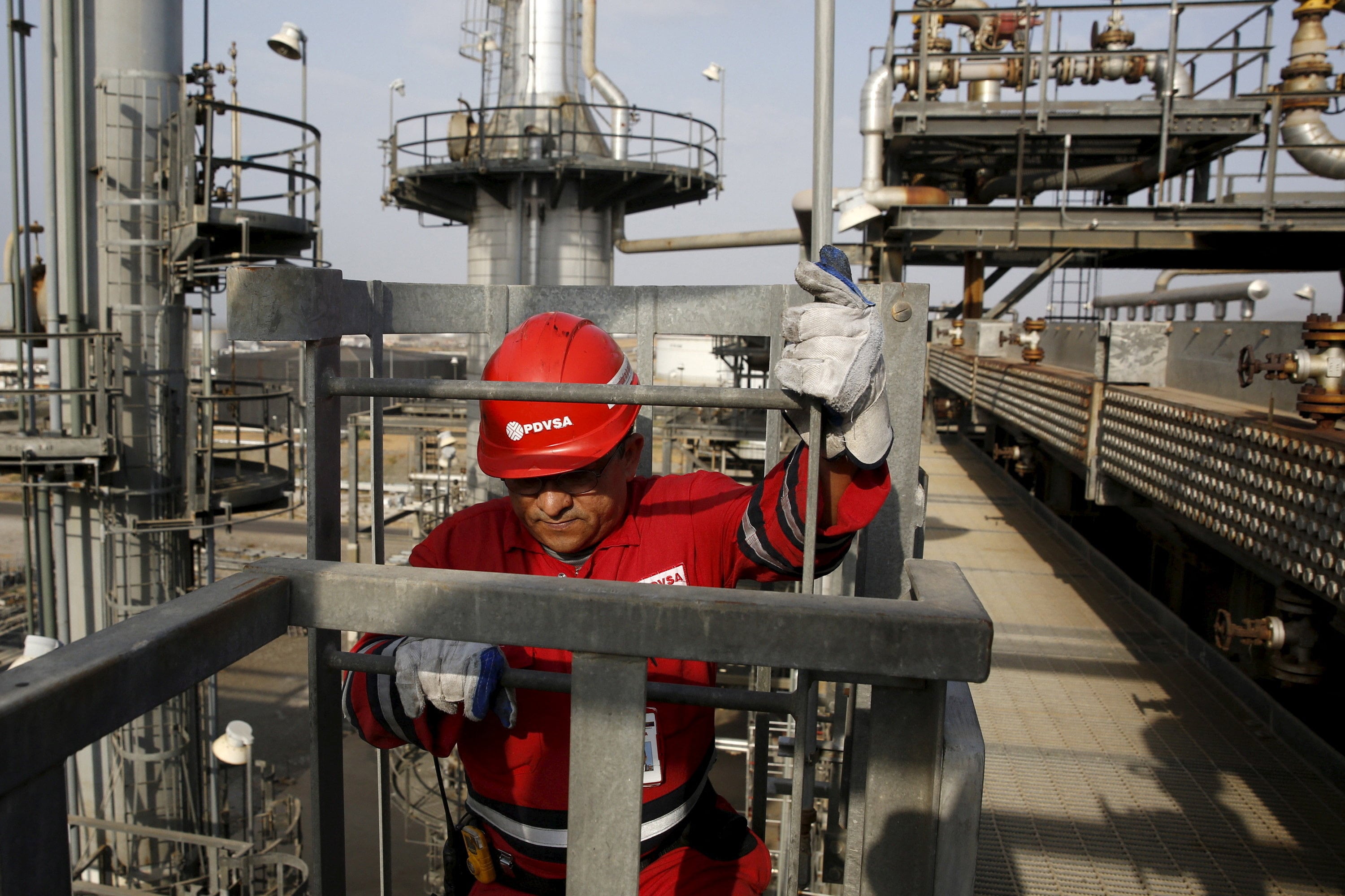 Un trabajador petrolero baja por las escaleras en el complejo industrial . REUTERS/Carlos García Rawlins/Foto de archivo