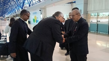 El representante pontificio tomó la palabra tras la bienvenida oficial. Habló del peso de su tarea y de lo que busca tender en la vida pública. El país apareció nombrado como tierra bendecida por mártires (Foto cortesía Nunciatura Apostólica de El Salvador)