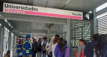 Las grabaciones difundidas en redes sociales muestran a los agresores atacando al guarda con puños y patadas - crédito Alcaldía