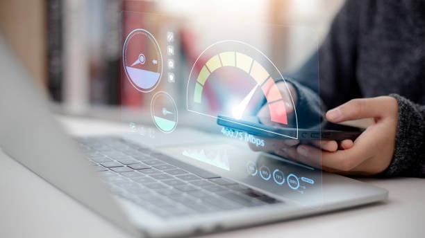 Para localizar los puntos de conexión Wi-Fi gratuitos de la CFE, los usuarios pueden consultar un mapa interactivo oficial. Foto: (iStock)