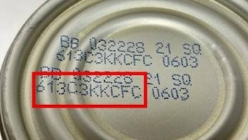 Primer plano de la tapa de un envase metálico con texto impreso en negro que incluye números y letras. Un recuadro rojo subraya parte del texto