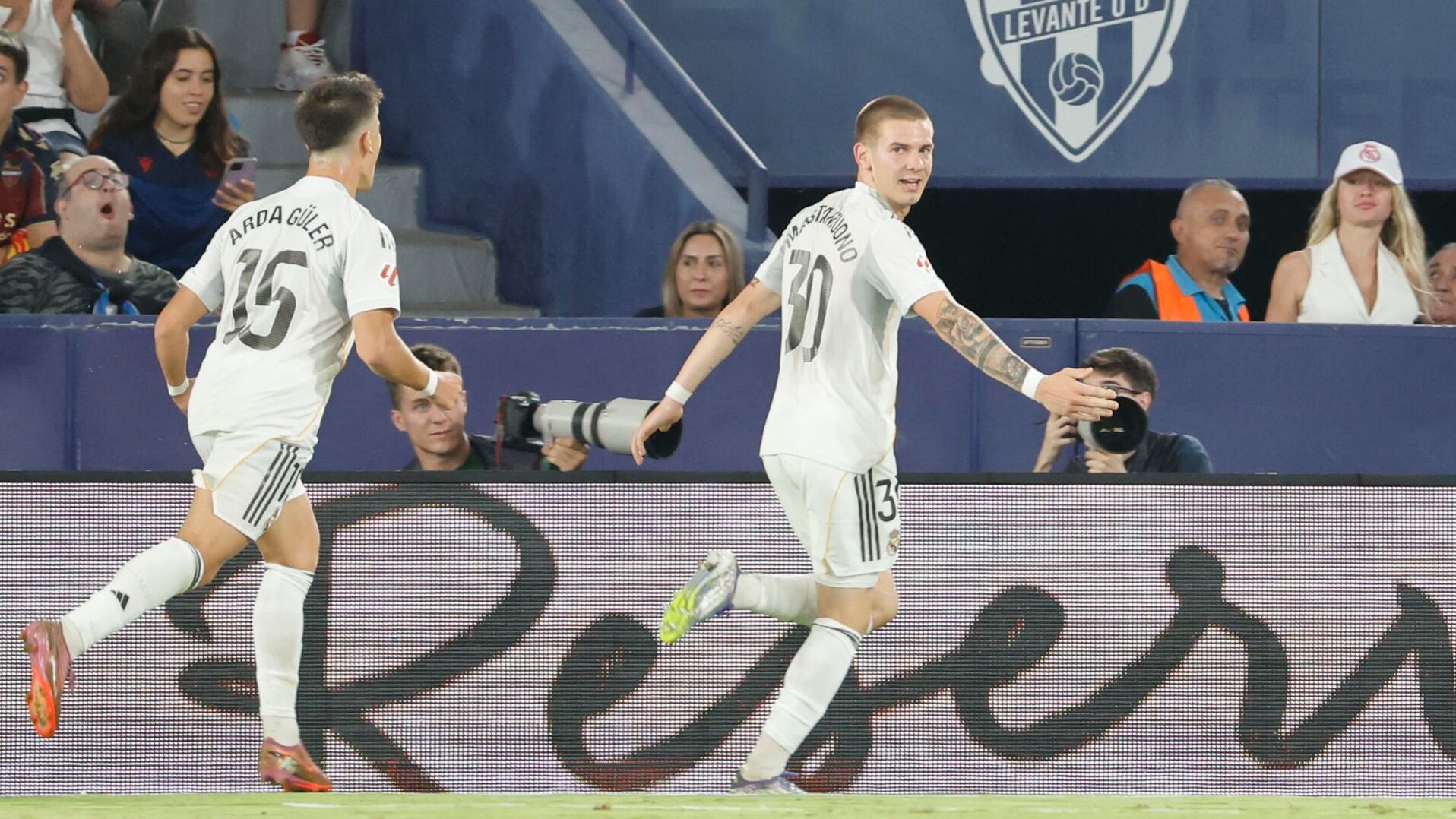 Franco Mastantuono celebra su primer gol con la camiseta del Real Madrid (EFE)