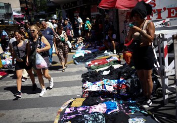 El consumo sigue rezagado entre los sectores más golpeados por la recesión de este año. REUTERS