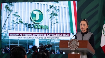 Claudia Sheinbaum en un podio con el escudo de México, frente a una pantalla que exhibe el logo y edificio del TSJCDMX y un texto sobre revisión judicial.