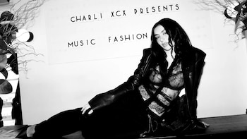Tres películas, dos discos y una nueva forma de entender el arte: por qué 2026 está siendo el año de Charli XCX