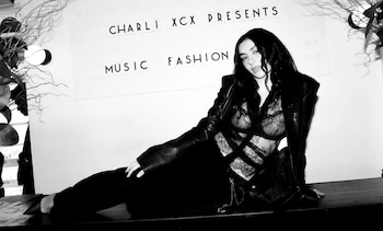 Charli XCX en una imagen promocional de 'Music, fashion, film'