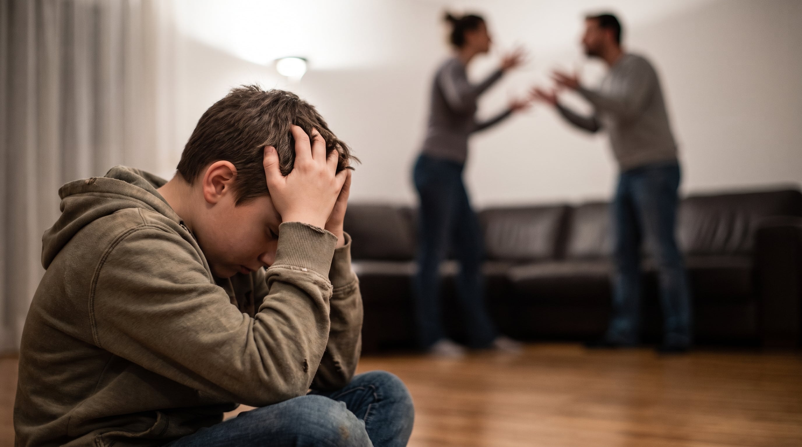 Mayo Clinic señaló que la ruptura de lazos entre hijos adultos y su familia puede vivirse como un duelo sin pérdida física (Imagen Ilustrativa Infobae)