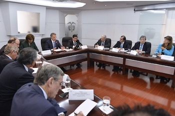 En la imagen aparecen figuras como Juan Manuel Santos, Álvaro Uribe Vélez, Óscar Iván Zuluaga, Marta Lucía Ramírez y otros actores políticos - crédito @CristoBustos/X