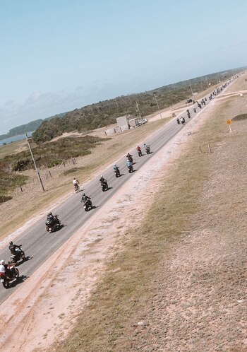 riders en la ruta desde
