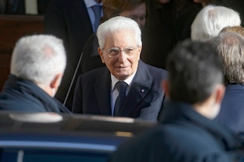 Sergio Mattarella (c), en una