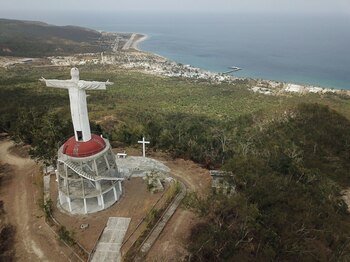 ISLAS MARÍAS, NAYARIT, 17MARZO2019.- Luego de un traslado en el Buque Isla María Madre Bal 11 de siete horas, un grupo de periodistas visitó y recorrió las instalaciones de la cárcel de Islas Marías, la cual fue cerrada a principios de marzo por la administración del presidente Andrés Manuel López Obrador, para ser convertida en un “Centro de Educación Ambiental y Cultural Los Muros del Agua-José Revueltas”, administrado por la Secretaría de Medio Ambiente. El centro penitenciario albergaba a 652 personas privadas de la libertad (PPL), de las cuales 584 fueron distribuidas en otros penales, mientras que el resto obtuvieron su libertad . Una de las características de la Cárcel de Islas Marías era que familias enteras podían visitar a las PPL por una semana e incluso, siguiendo el trámite correspondiente quedarse a vivir con ellas, sin embargo, al momento del cierre y traslado final, sólo vivían siete familias. Actualmente, la mayor parte de las instalaciones se encuentran en abandono y en muchos casos en un estado deplorable, luego de que el huracán “Willa” las afectará gravemente en octubre de 2018; al momento del cierre se trabajaba en algunas áreas para reacondicionarlas o remodelarlas, como las viviendas que habitaban las familias visitantes, o él área de dormitorios de los PPL, pero los trabajos se abandonaron completamente. personal del Centro aún se encuentra trabajando en el lugar, algunos serán trasladados a penitenciarias para trabajar ahí y otros esperan a ser contratados por la nueva administración de Semarnat, sin embargo, los trabajadores no se dan abasto con las tareas diarias de las islas, como alimentar a los animales o el mantenimiento de algunas instalaciones, ya que mucho de este trabajo era realizado por los propios PPL.
FOTO: ISAAC ESQUIVEL /CUARTOSCURO.COM