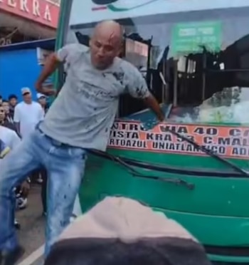 Operativos de recuperación en espacio público tras el ataque a un conductor de bus urbano por un vendedor ambulante en el centro - crédito Captura de video