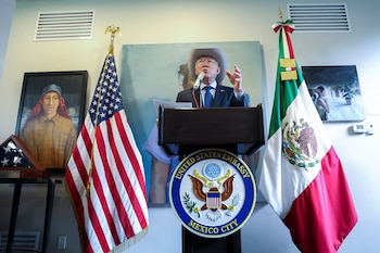 Conferencia de Ken Salazar cuando se encontraba en funciones de embajador. (imagen ilustrativa) REUTERS/Raquel Cunha