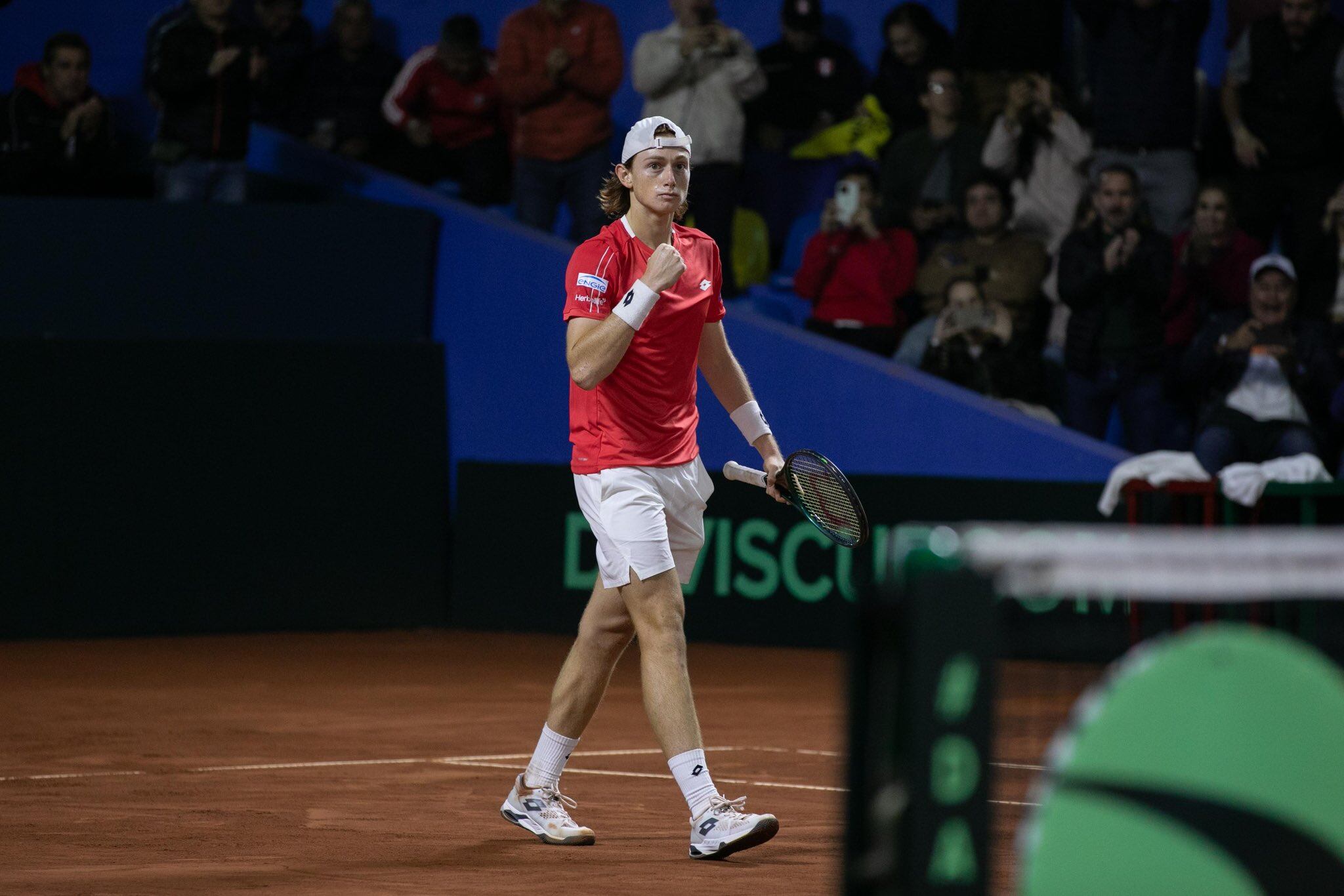 Ignacio Buse festeja su victoria ante Jaime Faria, clave para poner a Perú 2-0 arriba en la serie ante Portugal en el estadio Hermanos Buse