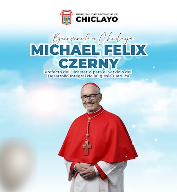 Acompañado por autoridades eclesiásticas y