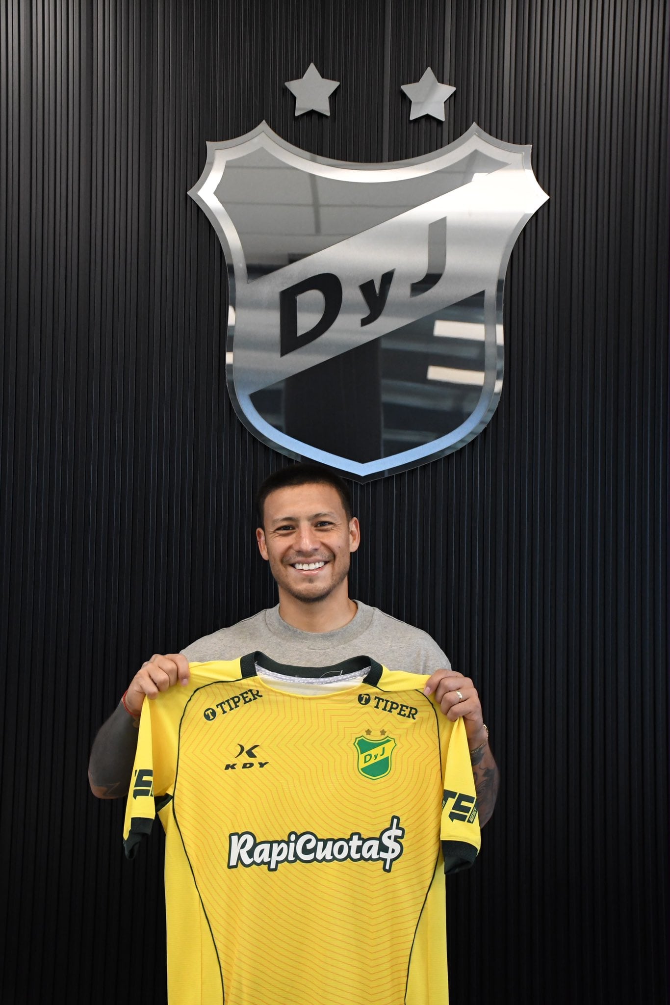 Domingo Blanco con la camiseta de Defensa y Justicia: llega a préstamo por un año proveniente de Tijuana de México