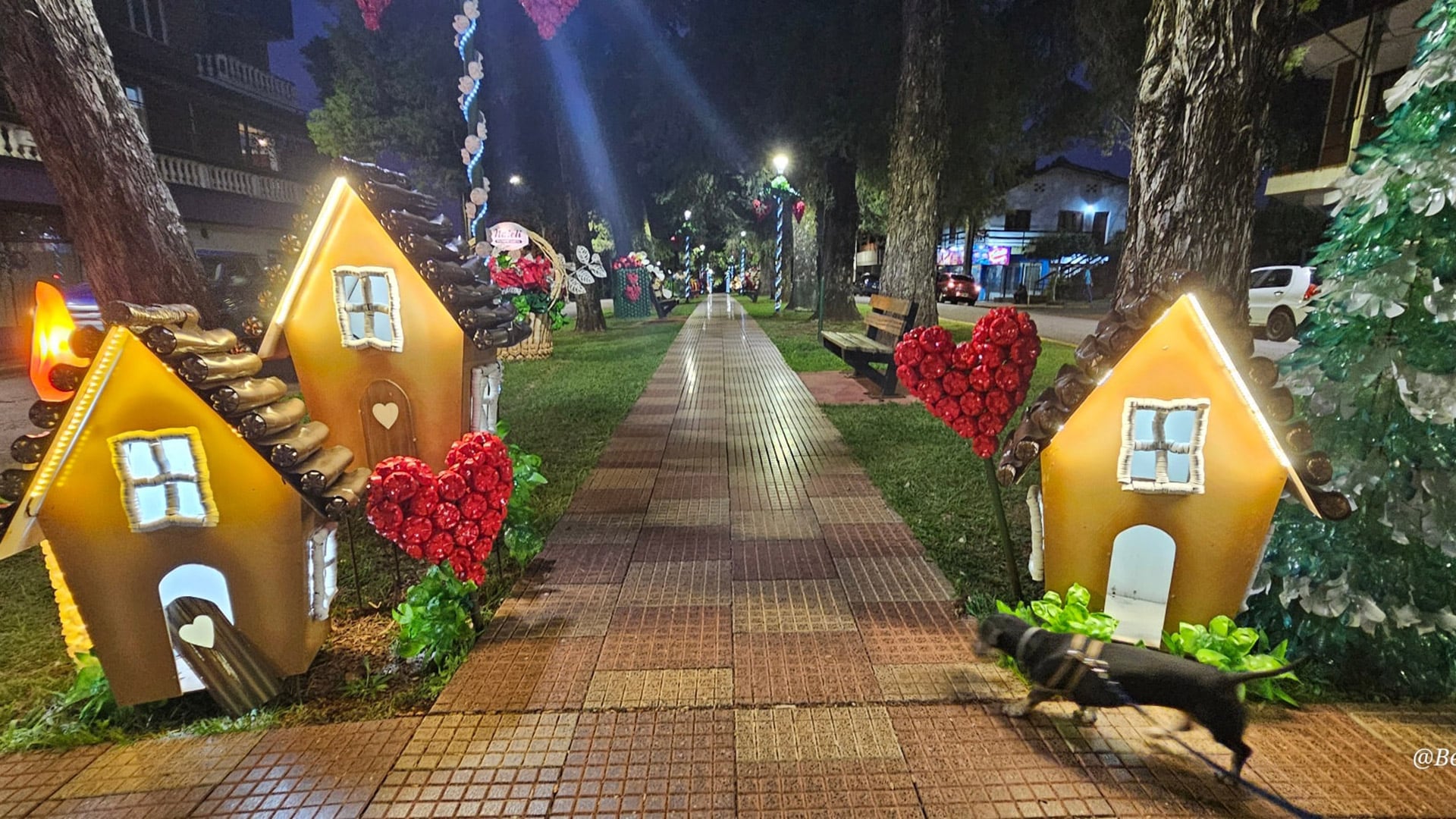 En varios tramos del recorrido decorado, ek paisaje se viste con figuras, instalaciones artísticas y pasarelas efímeras que invitan a pasear y descansar bajo luces recicladas