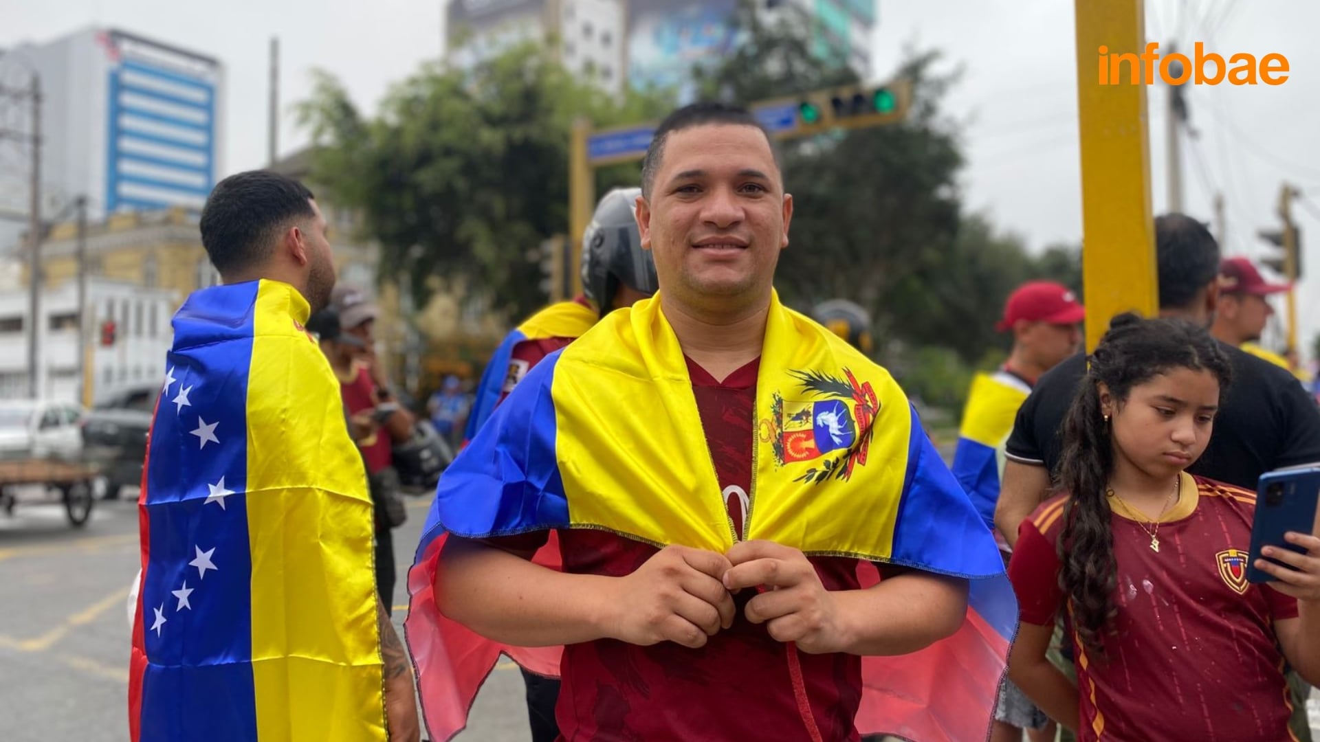 “Queremos volver a una Venezuela libre y en paz”, expresó una joven migrante en la concentración. - Crédito: Infobae / Clara Giraldo