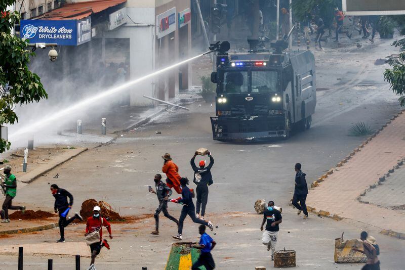 La gente huye de un vehículo que utiliza un cañón de agua en una manifestación para conmemorar el primer aniversario de las protestas antigubernamentales de 2024 que provocaron una condena generalizada por el uso de la fuerza por parte de las agencias de seguridad, en Nairobi, Kenia, el 25 de junio de 2025 (REUTERS/Thomas Mukoya)