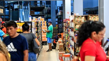 Mientras supermercados reabren en Acapulco,