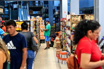 Personas adquieren productos en la