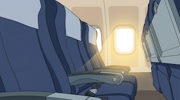 Interior de un avión de pasajeros, vista de una fila de asientos azules vacíos y una ventanilla. La luz del sol ilumina un asiento junto a la ventana.