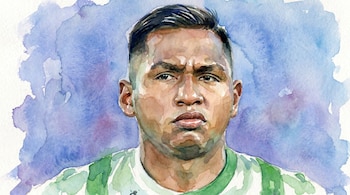Retrato artístico estilo acuarela del futbolista Alfredo Morelos, con piel morena, cabello oscuro, y camiseta a rayas verdes y blancas, sobre un fondo azul difuminado.