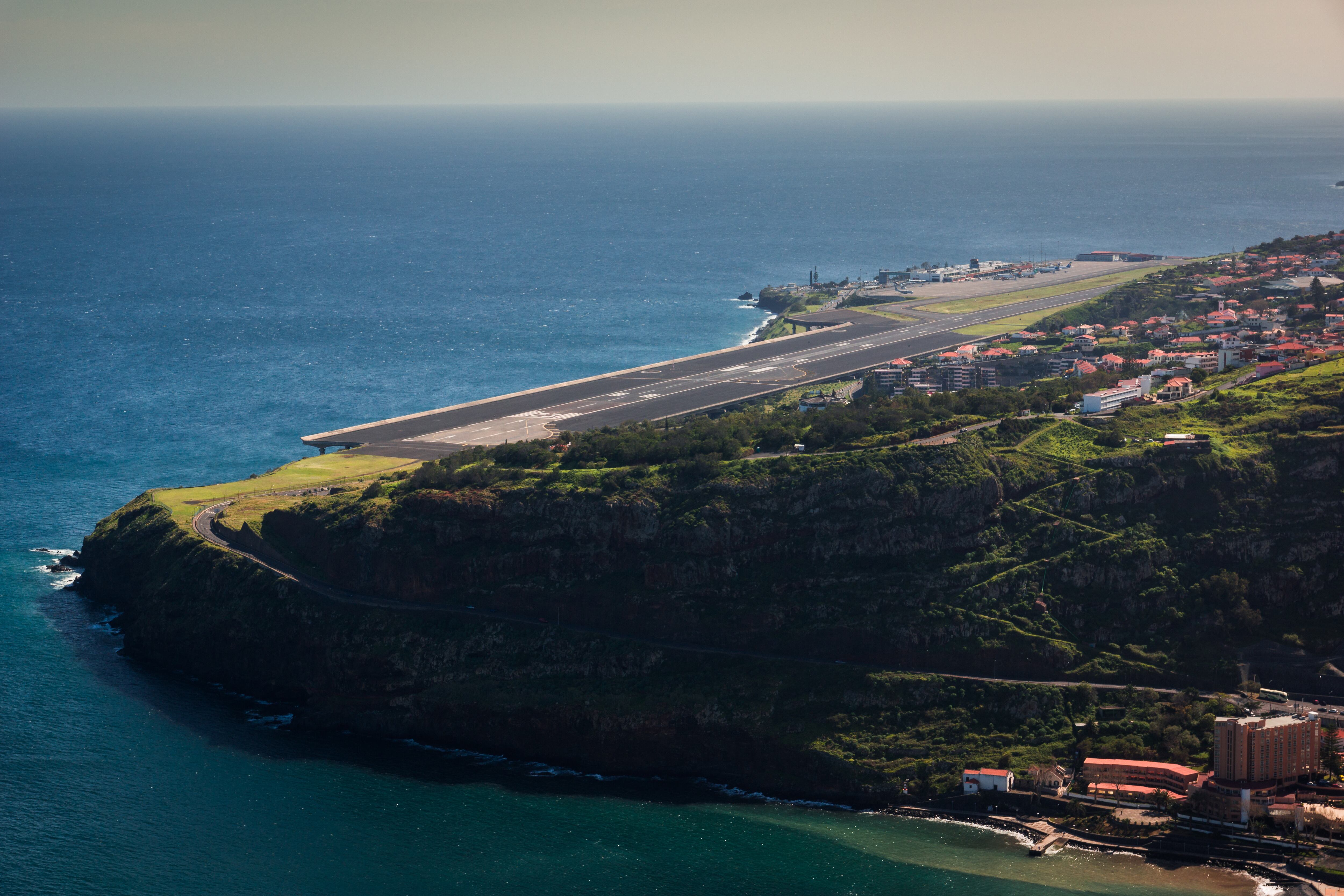 Aeropuerto Internacional Cristiano Ronaldo de Madeira, en Portugal (Adobe Stock).